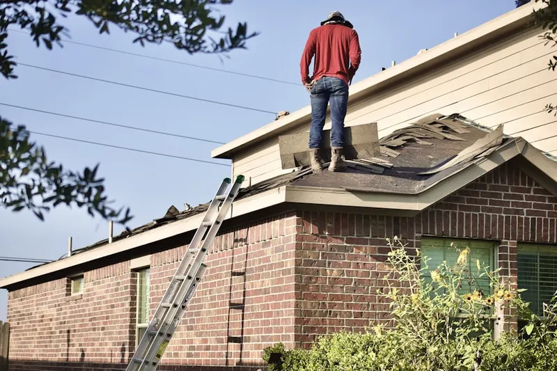 Professional roofer working on a residential roof in Walmort